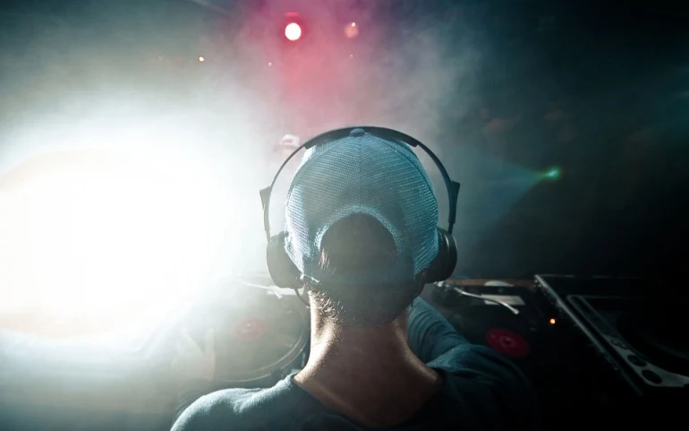 Animation Musicale d’un Mariage : DJ ou Orchestre ?