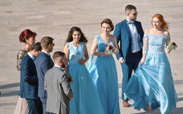 Comment s'habiller pour un mariage en été pour une femme ?