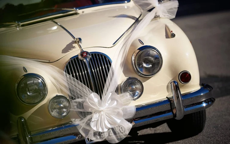 Choisir et réserver la voiture des mariés