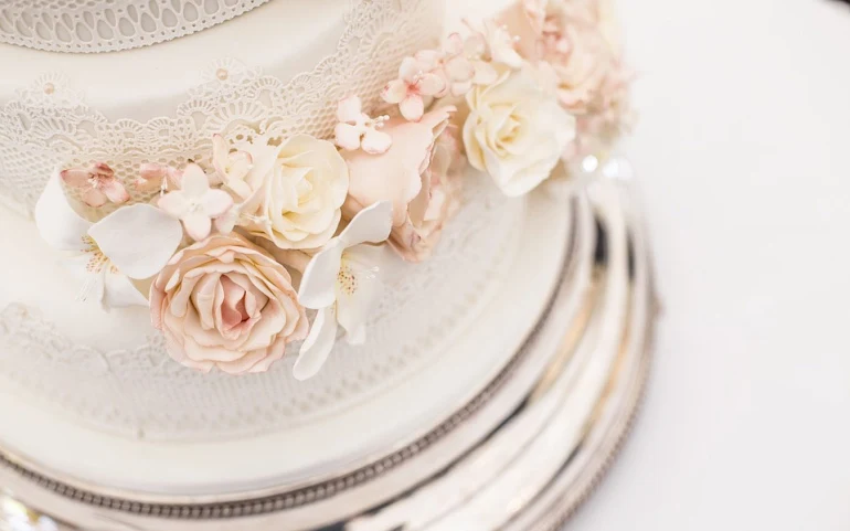 Choisir son gâteau de mariage : pièce montée ou wedding-cake ?